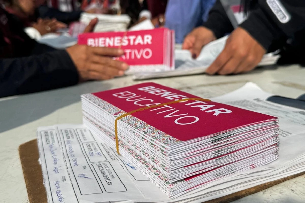 El programa Mi Beca para Empezar entregará 2 mil 700 pesos las alumnas y alumnos de preescolar; los estudiantes de primaria recibirán 3 mil 50 pesos. Foto 