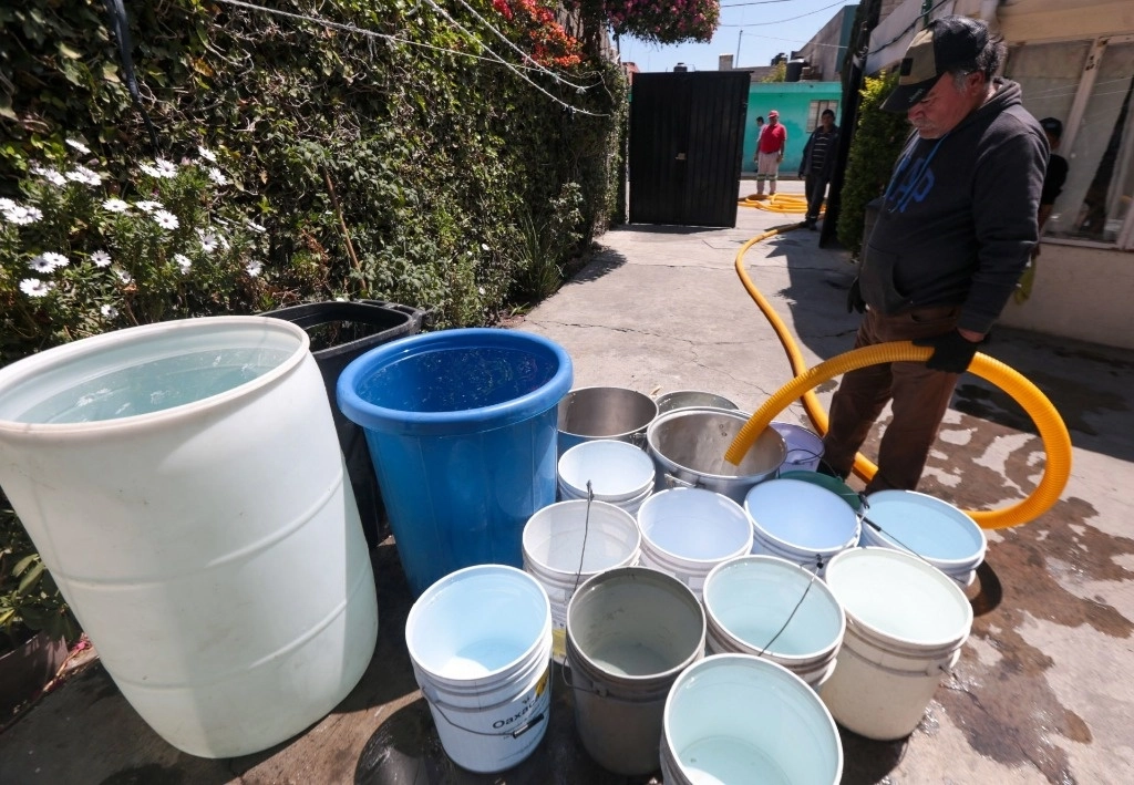 El gobierno capitalino investigará la supuesta práctica de extorsión sexual a cambio de suministro de agua en Iztapalapa. Foto Cuartoscuro  