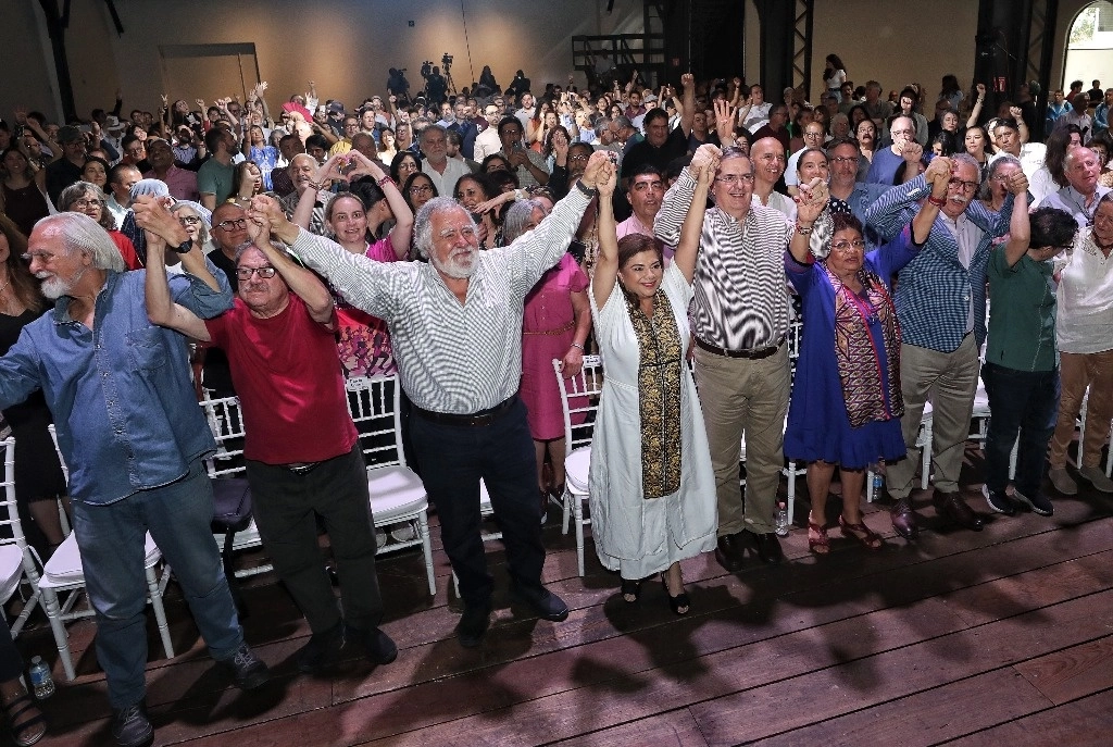 Clara Brugada Molina, candidata de la coalición Sigamos Haciendo Historia, estuvo acompañada por Armando Bartra, Paco Ignacio Taibo II, Alejandro Encinas, Marcelo Ebrard y Ernestina Godoy, entre otros políticos, escritores, artistas, académicos, activistas y periodistas, quienes le expresaron su respaldo en una reunión en el Centro Cultural Estación Indianilla. Foto Marco Peláez 