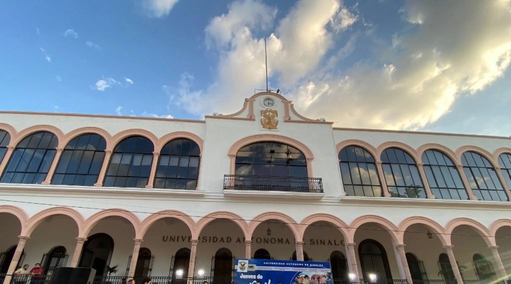 La noche del domingo, la Unión de Comerciantes de Culiacán hizo un llamado a cerrar negocios nocturnos a partir de las 21:00 horas por seguridad de todos , debido a la violencia que se tuvo durante el día. Foto @uasoficialmx 