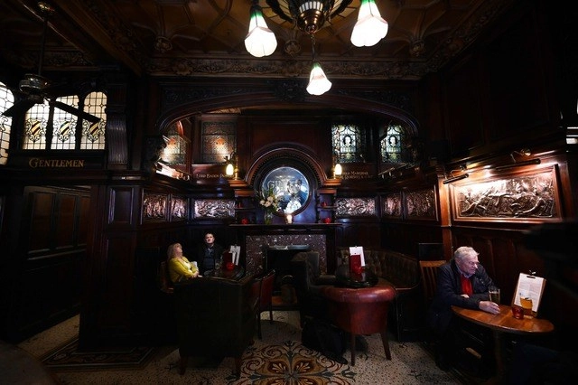 El ‘Philharmonic Dining Rooms’  fue construido en 1898 por el arquitecto Walter Thomas, durante la que se considera como la edad de oro en la construcción de estas tabernas denominadas ‘pubs’. Foto Afp