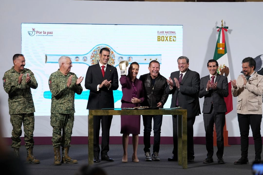  La Presidenta estuvo acompañada, entre otros, por el ex campeón mexicano Julio César Chávez (a su izquierda), quien respalda la estrategia contra las drogas. Foto 