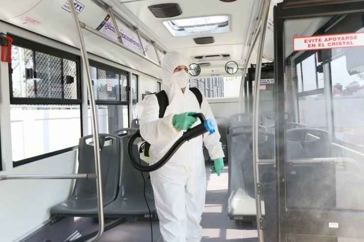 Sanitización de unidades del Metrobús capitalino. Foto Gobierno CDMX