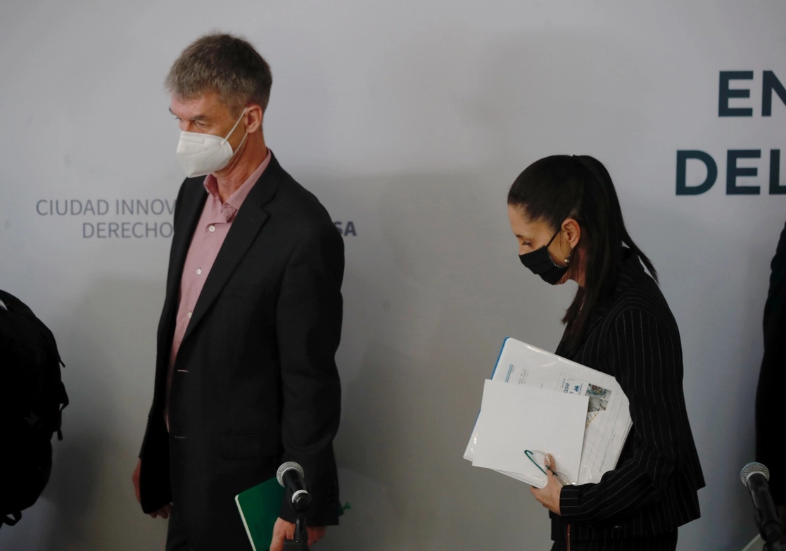 La jefa de gobierno de la CDMX Claudia Sheinbaum se negó hablar sobre los temas tratados en la reunión con el presidente López Obrador y Carlos Slim a la que fue invitada. En la imagen, la jefa de Gobierno y el director general de la empresa DNV, Eckhard Hinrichsen, durante la entrega del dictamen preliminar fase 1 sobre el incidente en la Línea 12 del Metro, el 16 de junio de 2021. Foto Cristina Rodríguez
