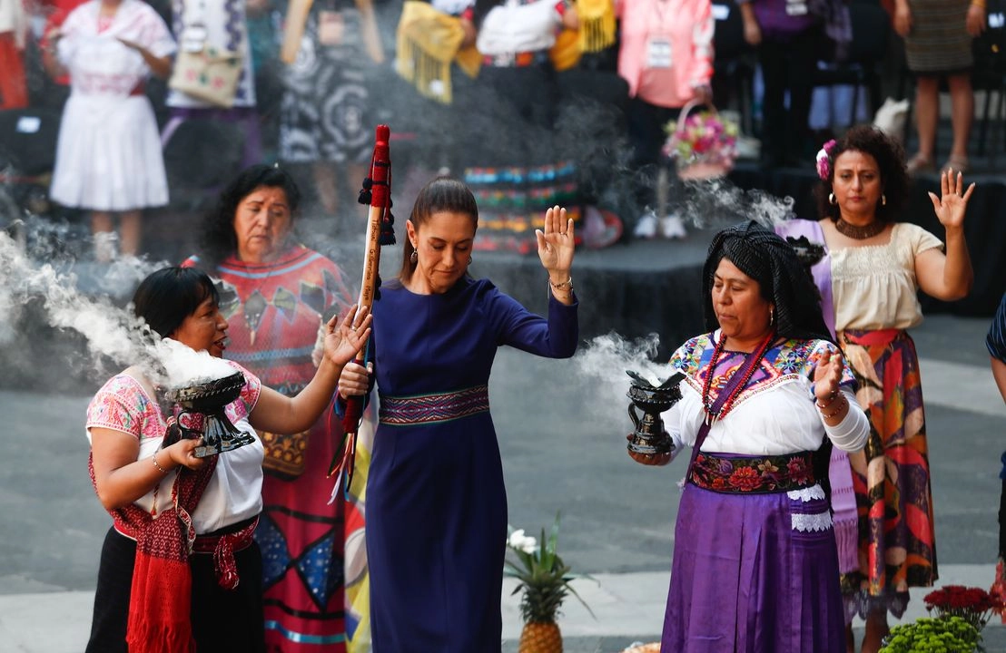 Indígenas entregan a la Presidenta un bastón de mando durante una ceremonia realizada ayer en el patio central de Palacio Nacional. Foto 