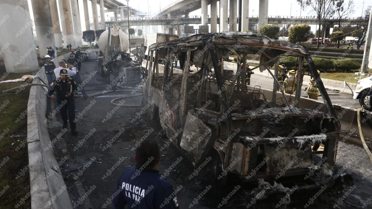 Bomberos atienden el incendio de una pipa y varios vehículos en las inmediaciones del Puente de la Concordia y la calzada Ignacio Zaragoza al poniente, el 10 de septiembre de 2025. Foto