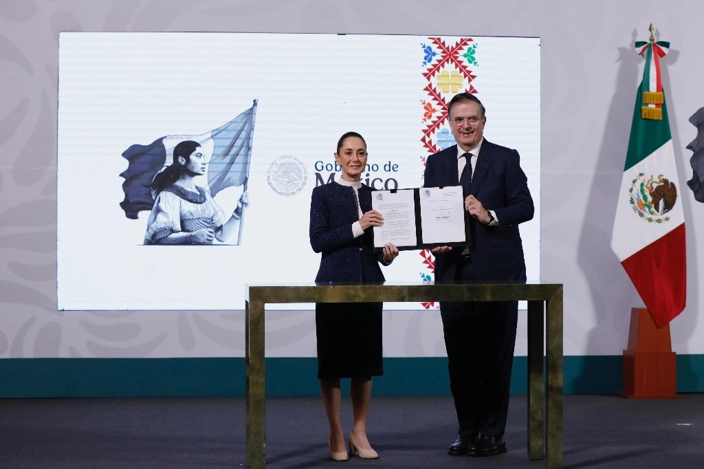 La Presidenta de México, Claudia Sheinbaum, y el secretario de Economía, Marcelo Ebrard Casaubón, durante la conferencia matutina en Palacio Nacional, en la Ciudad de México, el 19 de diciembre de 2024. Foto Germán Canseco