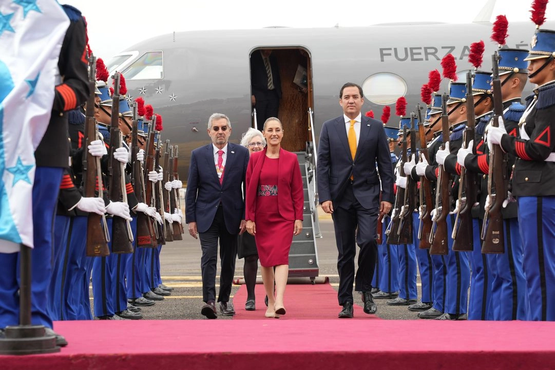 La presidenta Claudia Sheinbaum Pardo durante su arribo a Tegucigalpa, Honduras, para asistir a la IX Cumbre de la Comunidad de Estados Latinoamericanos y Caribeños, el 9 de abril de 2025. Foto