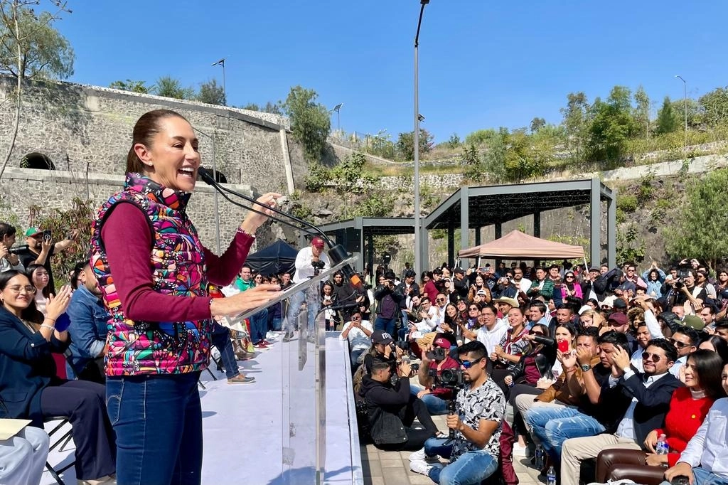 Claudia Sheinbaum asiste a la presentación del equipo de precampaña ‘Jóvenes de Claudia Sheinbaum’, donde estuvo acompañada por el presidente de Morena, Mario Delgado, en el parque Cantera, el 17 de diciembre de 2023. Foto Roberto García Ortiz