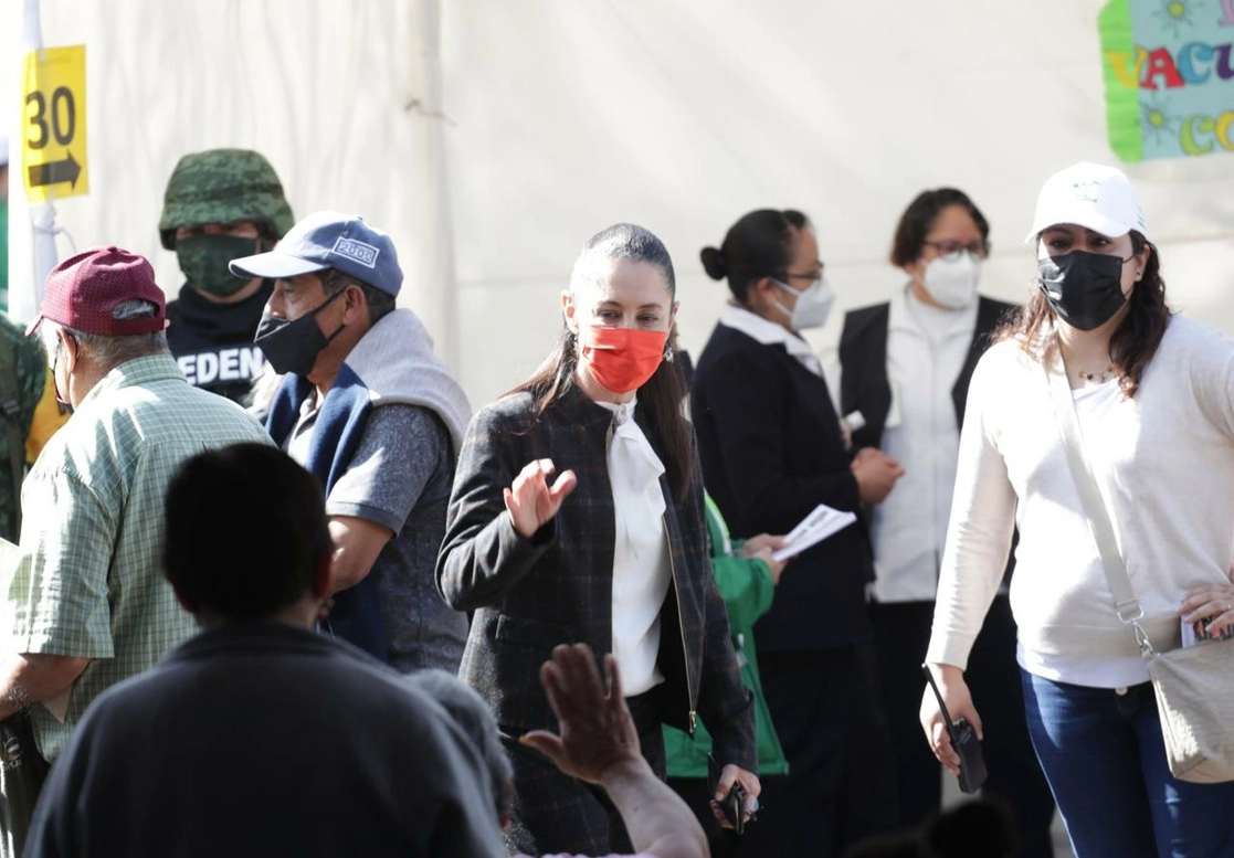La Jefa de Gobierno de la Ciudad de México, Claudia Sheinbaum, también recorrió el centro de vacunación instalado en el Bosque de Tláhuac, para la aplicación de la inoculación contra Covid-19, en adultos mayores en esta demarcación, el 24 de febrero de 2021. Foto Roberto García Ortiz