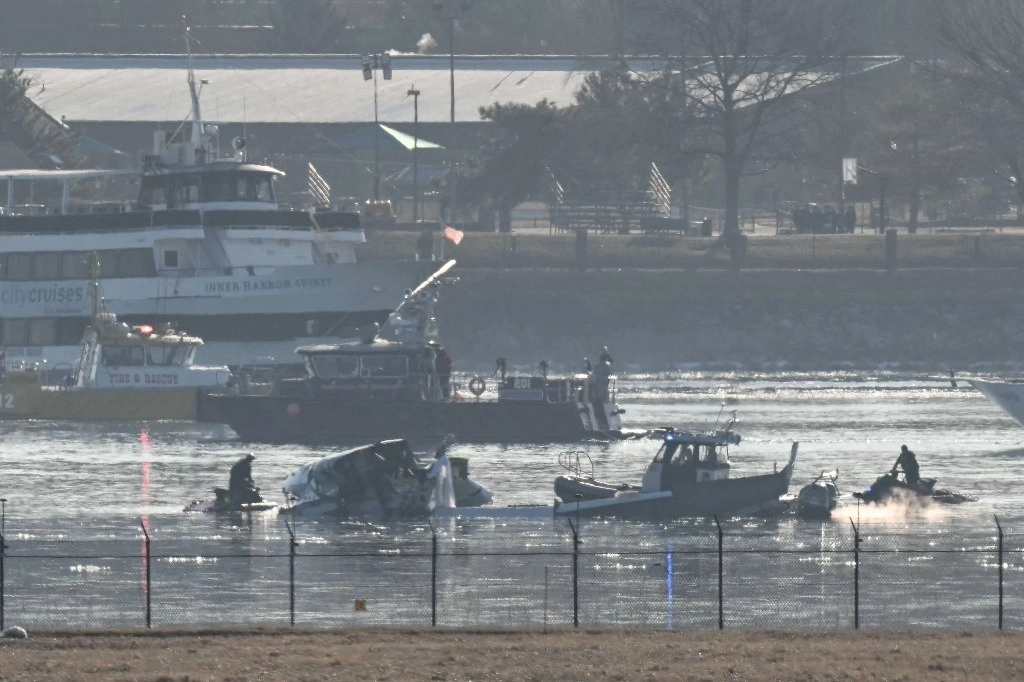 Se realizan trabajos de búsqueda y rescate en el río Potomac luego del choque entre un avión de pasajeros y un helicóptero del ejército de EU cerca de Washington, DC, el 30 de enero de 2025. Foto Afp