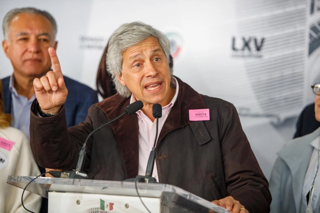 La oposición en bloque llevó ayer a Claudio X. González al patio central del Senado y desde ahí el empresario, que dice representar a la sociedad civil, le exigió a Monreal definirse ya y votar en contra de la propuesta. Foto Pablo Ramos 