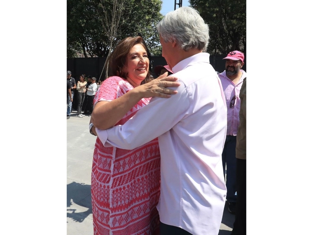 Desde temprano llegó el empresario Claudio X. González al Zócalo capitalino para organizar la concentración. Antes de que subieran al templete, dio un beso a Xóchitl Gálvez y una palmada en el hombro a Santiago Taboada. También les puso a su disposición un tráiler donde esperaron unos minutos el inicio del mitin. Foto Luis Castillo



