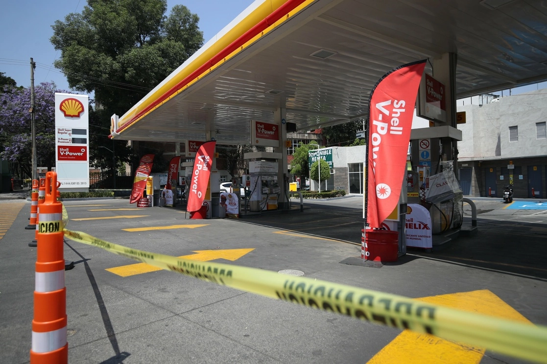 Resultado de un operativo de la Profeco, dos gasolineras fueron clausuradas por irregularidades. Foto Yazmín Ortega