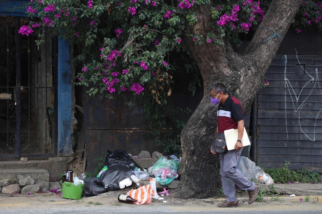 A nueve días de la clausura del relleno sanitario de Oaxaca, ciudadanos deciden dejar la basura en la calle. Foto La Jornada 