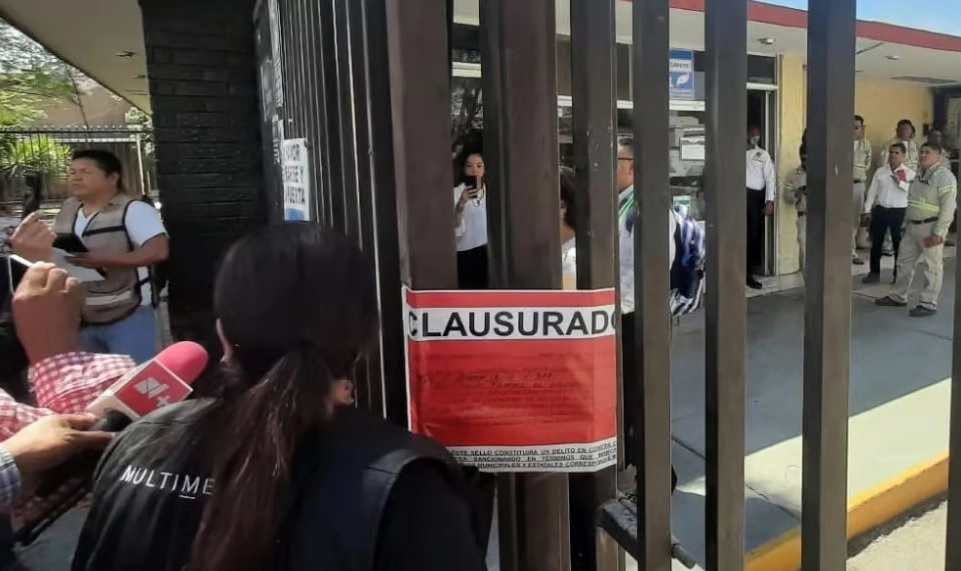 Personal del ayuntamiento de Lerdo, Durango, colocó sellos de clausura en las instalaciones de la Comisión Federal de Electricidad en esa ciudad, luego de que las dos instituciones se enfrascaron en un conflicto por adeudos entre ellas. Foto cortesía de 'El Siglo de Torreón'