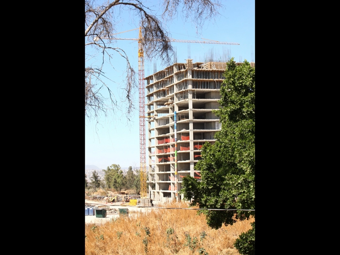 El edificio de departamentos del proyecto Iconia, el cual era construido en Huentitán, fue clausurado por la Procuraduría Federal de Protección al Ambiente por no contar con autorización de impacto ambiental. Foto Arturo Campos Cedillo