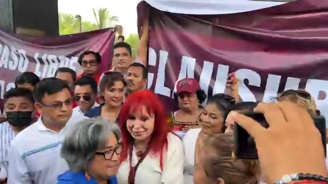 Un grupo de soldadores cortó la barrera metálica de contención y colocaron dos lonas con las leyendas “Clausurada” y “Paso libre atastecos y carmelitas”. Foto La Jornada