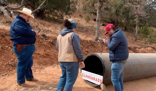 Personal de la Profepa en Sonora clausurando el acueducto