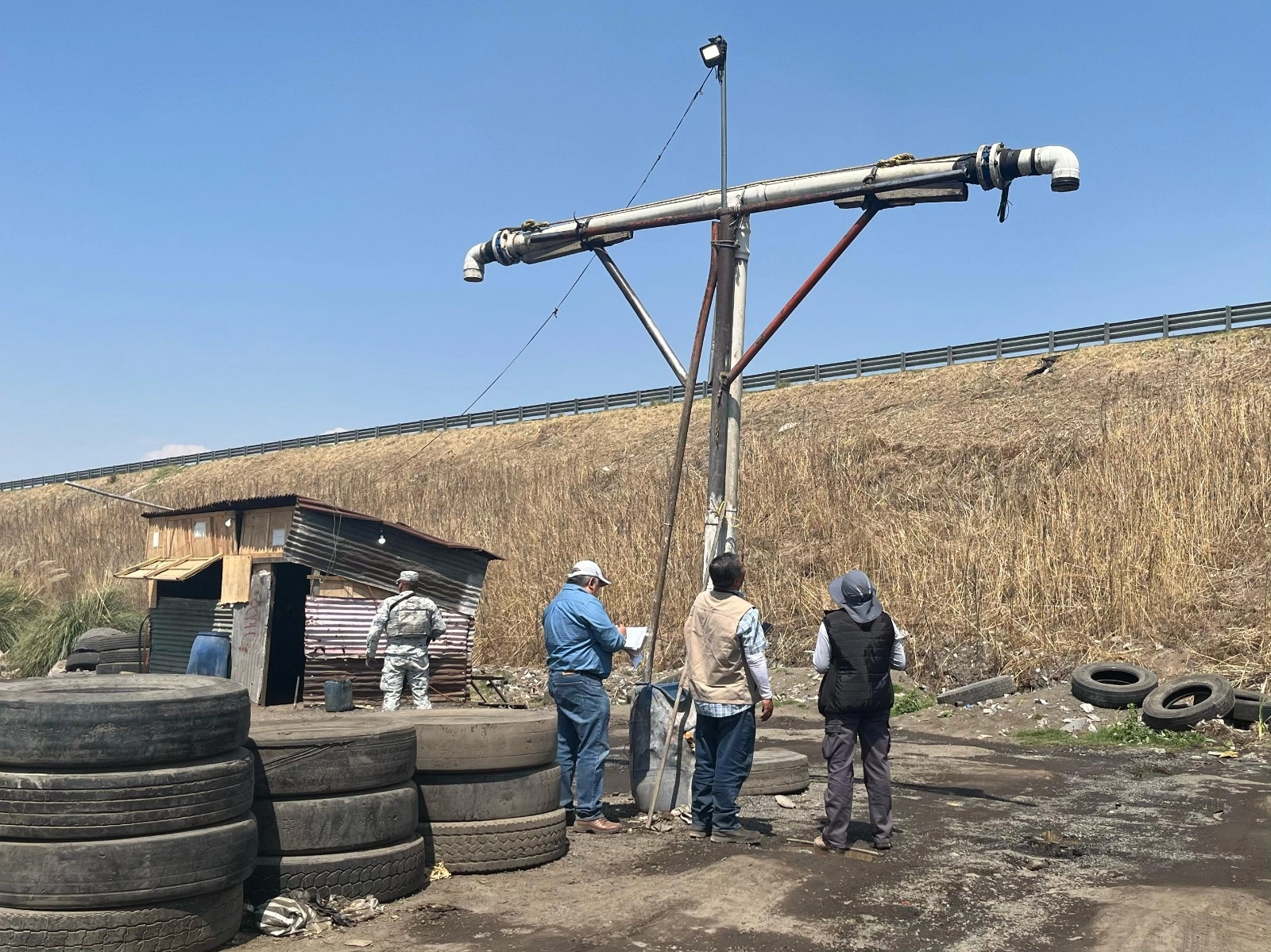 La Conagua, con el apoyo de elementos de la Guardia Nacional, implementó un operativo contra la explotación ilegal de aguas nacionales en Edomex. Foto 