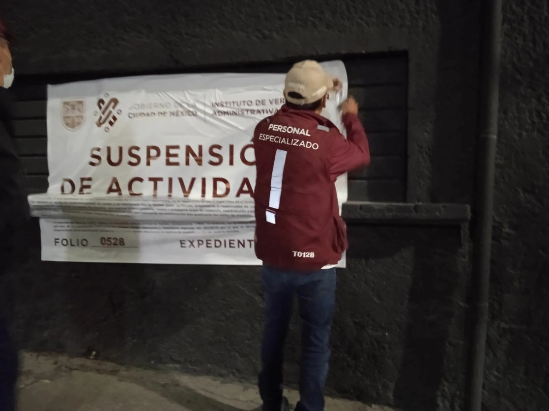 El gobierno de la CDMX colocó sellos de suspensión de actividades en comercios de varias alcaldías. Foto La Jornada