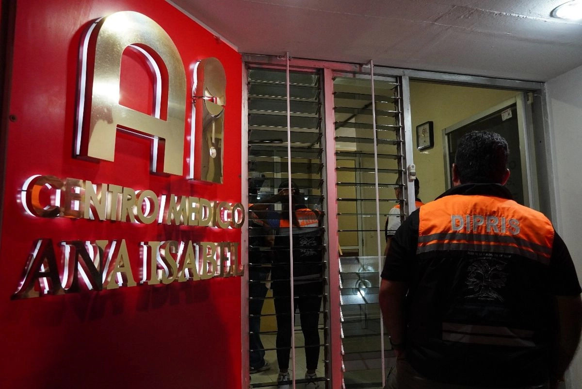 El Centro Médico “Ana Isabel”, en Tuxtla Gutiérrez, fue clausurado luego de que una mujer perdió la vida durante una cirugía estética mal practicada. Foto