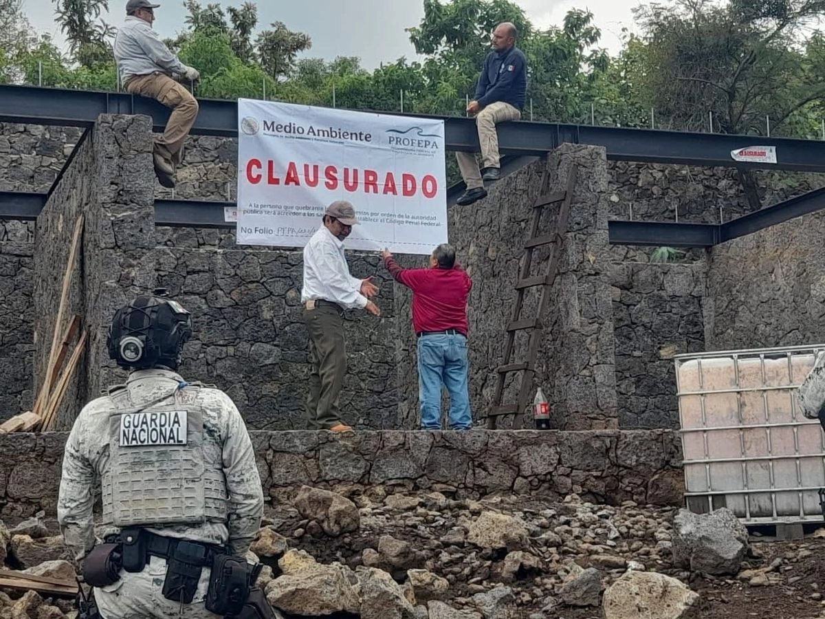 Trabajadores del municipio de Tepoztlán, Morelos, y de la Profepa, colocaron los sellos de clausura en dos obras irregulares al interior del Área Natural Protegida “El Tepozteco". Foto 