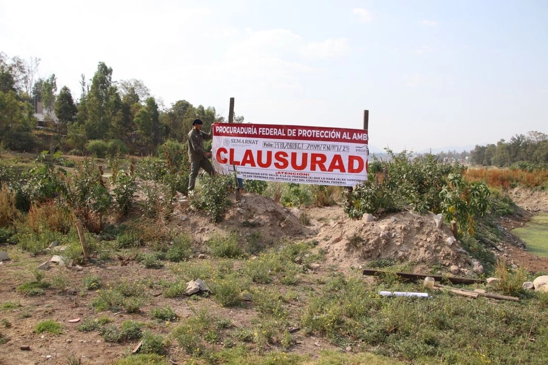 La Procuraduría Federal de Protección al Ambiente colocó sellos de clausura en un “dique artificial” construido ilegalmente dentro del lago de Guadalupe, en Cuautitlán Izcalli, Edomex.