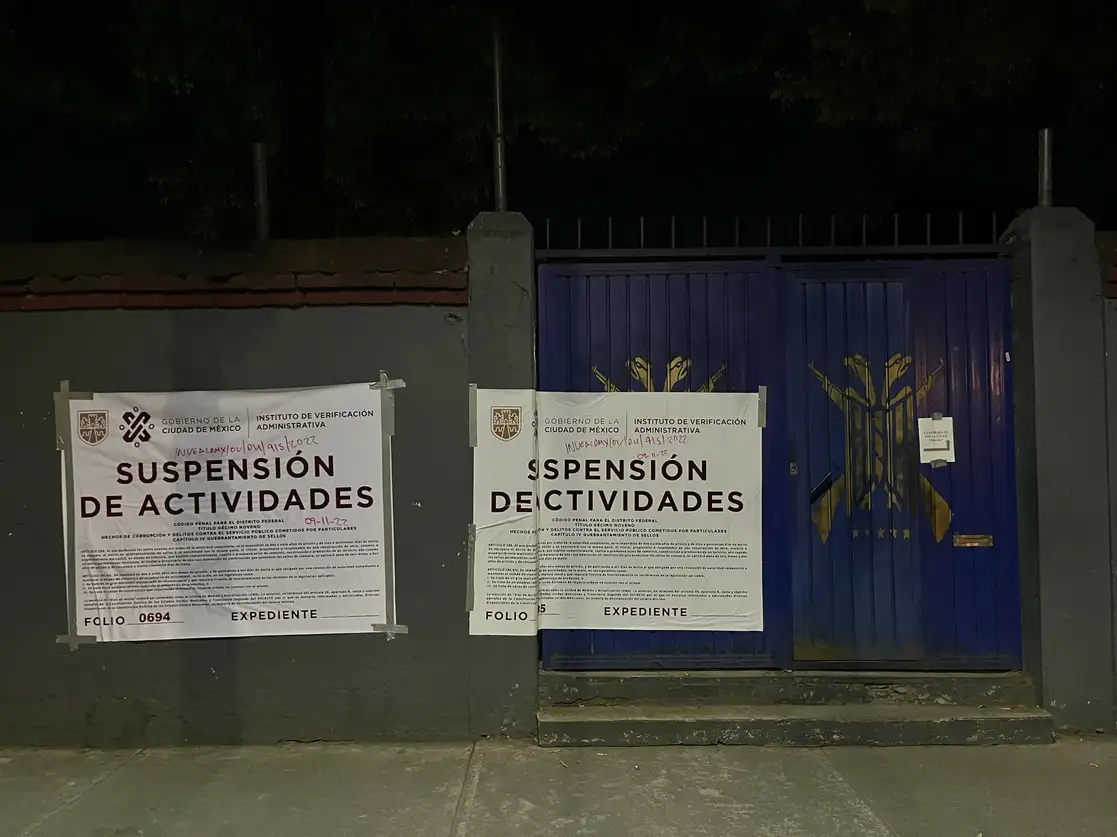 El Invea colocó los sellos de suspensión por no contar con los permisos necesarios. Foto Víctor Camacho