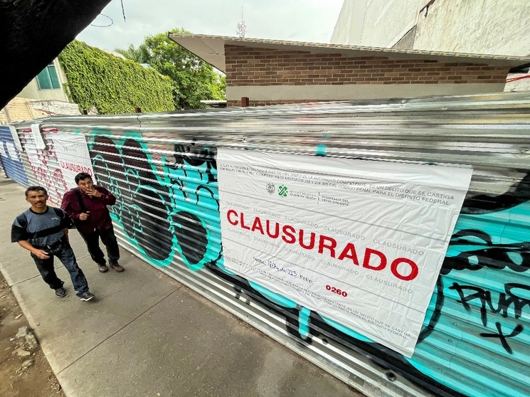 La Secretaría del Medio Ambiente de la CDMX colocó los sellos en el predio ubicado en Emiliano Zapata 336, donde se construyen 4 torres de 12 niveles. Vecinos han denunciado múltiples anomalías. Foto José Antonio López
