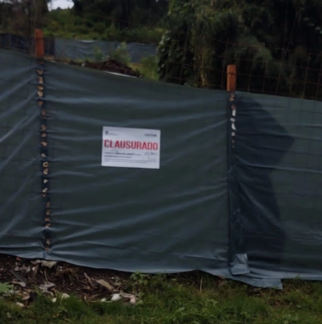 Sellos de clausura colocados por la Procuraduría del Medio Ambiente en la parte baja del cerro del Mazapán. Foto La Jornada