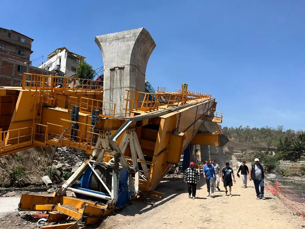 Residentes de El Capulín, en Álvaro Obregón, protestaron por segundo día e impidieron el ingreso de trabajadores a la obra. Exigieron peritajes y reparación de daños en más de medio centenar de viviendas tras la caída de maquinaria. Foto Alfredo Domínguez