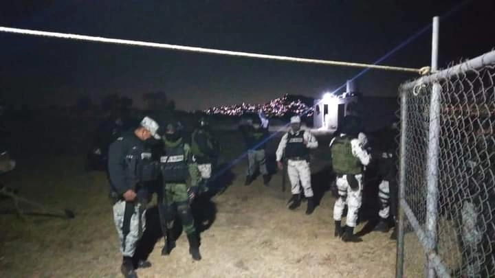 Elementos de la Guardia Nacional, así como policías del Edomex y del municipio de Cocotitlán, clausuraron una pelea de gallos a la que asistieron 300 personas. Foto La Jornada