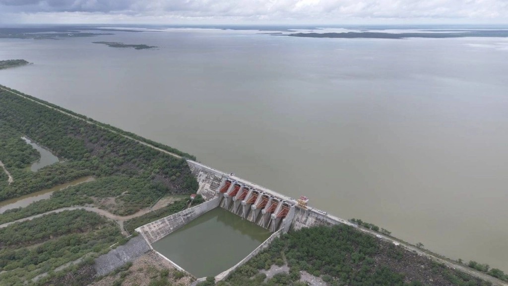 El arroyo La Chueca desemboca en la presa Rodrigo Gómez, también conocida como La Boca, en Nuevo León, siendo una de las principales fuentes de agua que nutre a la presa. Foto Cuartoscuro