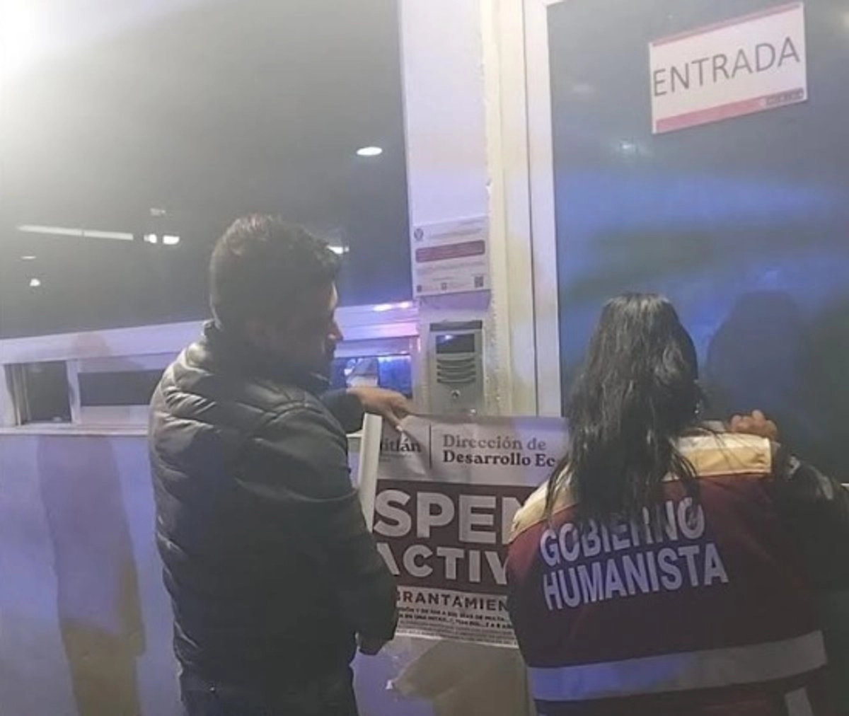 Trabajadores del gobierno de Cuautitlán durante la colocación de sellos de suspensión de actividades. Foto 