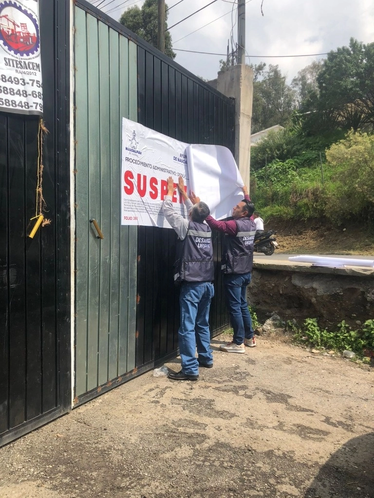 Personal de Obras de Naucalpan colocó los sellos de suspensión. Foto La Jornada