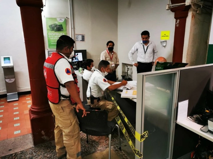 El gobierno de San Miguel de Allende clausuró la sucursal de Banco Azteca por incumplir con las medidas sanitarias para prevenir la propagación del coronavirus y “poner en riesgo la salud de todos”. Foto ‘La Jornada’