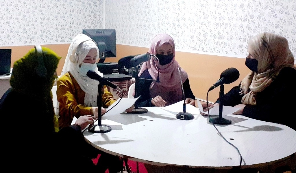 Autoridades de Afganistán cerraron la estación Sadai Banuwan, única integrada sólo por mujeres, “por transmitir música durante el mes santo del Ramadán”, según dio a conocer el director de Información y Cultura de la norteña provincia de Badakhshan, quien argumentó transgresión de “varias leyes” del emirato islámico. Foto Ap