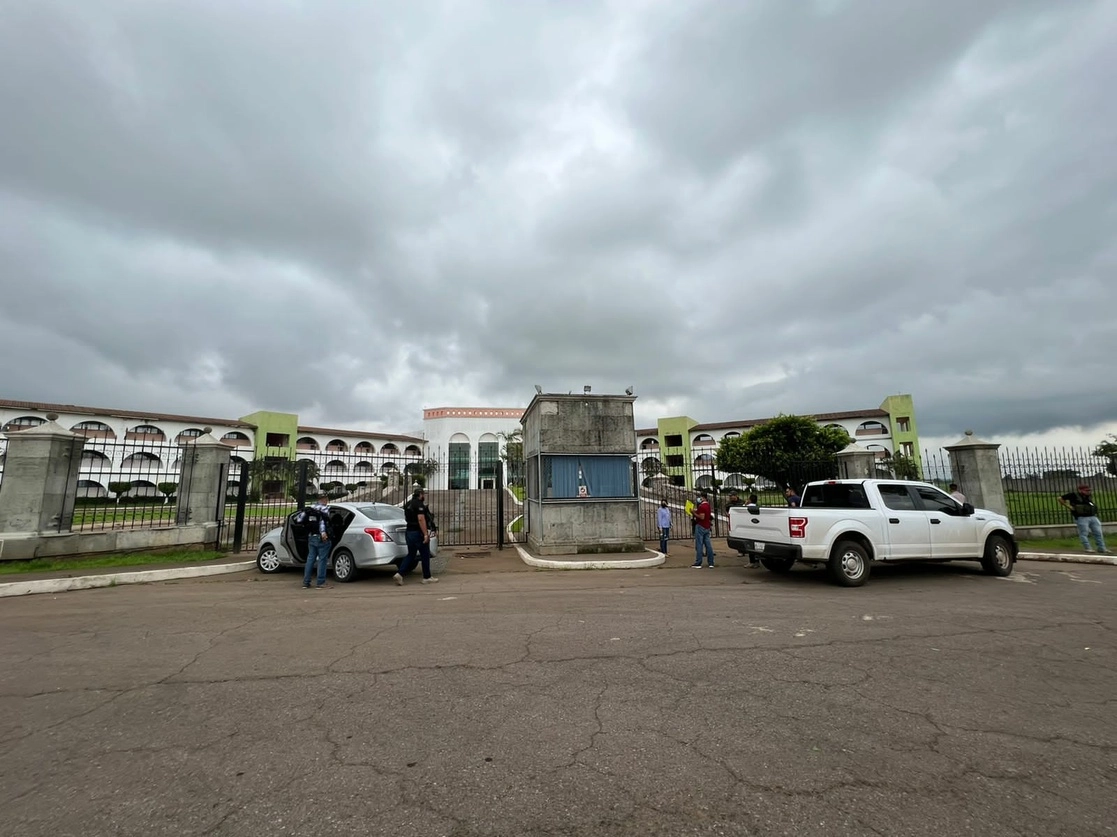 Las instalaciones de la universidad privada fueron cateadas por agentes ministeriales. Foto Fiscalía General de Nayarit 