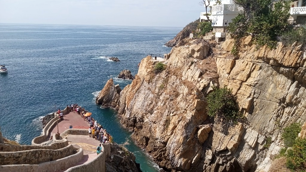 En una de las orillas del mar, muy cerca del acantilado La Quebrada, se pueden observar aún restos del yate, así como a unos 500 metros de la costa, donde se pudo observar flotando uno de los restos de la embarcación. Foto Héctor Briseño