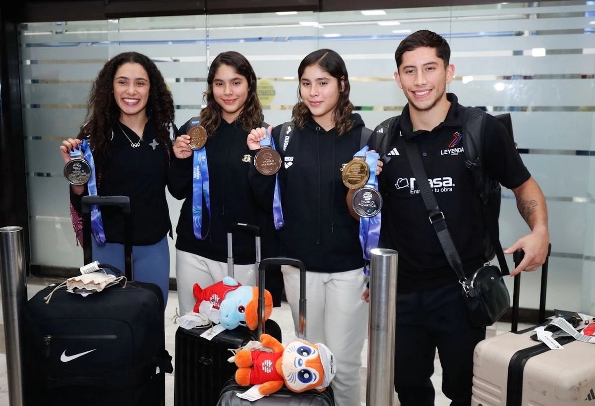 Las gemelas clavadistas Lía y Mía Cueva, así como Randal Willars y Gabriela Agúndez, regresaron ayer a la Ciudad de México luego de subir al podio en el Campeonato Mundial de Deportes Acuáticos en Singapur. Foto
