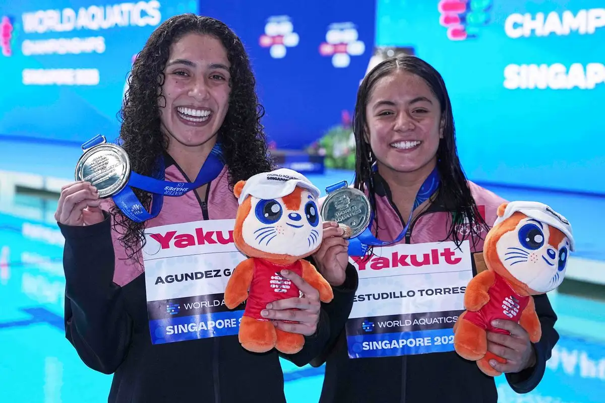 Las clavadistas mexicanas Gabriela Agundez y Alejandra Estudillo posan con sus medallas de plata tras la final femenina de clavados sincronizados en 10 metros en el Campeonato Mundial de Natación en Singapur, el 28 de julio de 2025. Foto 