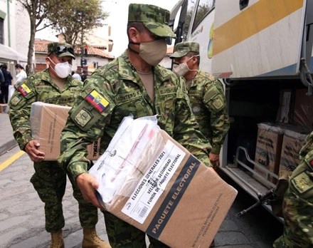 Alrededor de 13 millones de ciudadanos están convocados hoy a las urnas para definir el rumbo que tendrá el país en los próximos años. Foto Afp