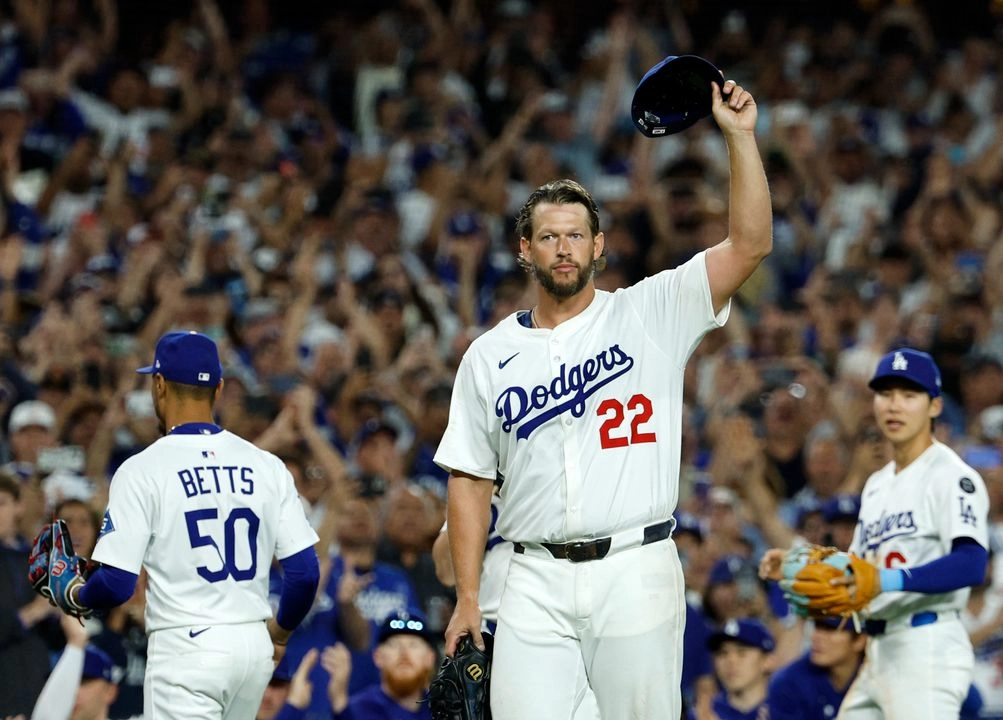 El lanzador de los Dodgers de Los Ángeles, Clayton Kershaw, se quita la gorra tras anotar su ponche número 3 mil contra Vinny Capra, de los Medias Blancas de Chicago, durante la sexta entrada de un partido de béisbol el miércoles 2 de julio de 2025 en Los Ángeles. Foto