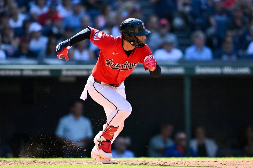 Andrés Giménez remolcó a José Ramírez con la carrera de la victoria desde la segunda base con un sencillo en el décimo inning. Foto AP 