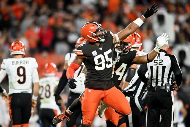 Myles Garrett de los Cleveland Browns(c) festeja durante una jugada en el encuentro. Foto Afp