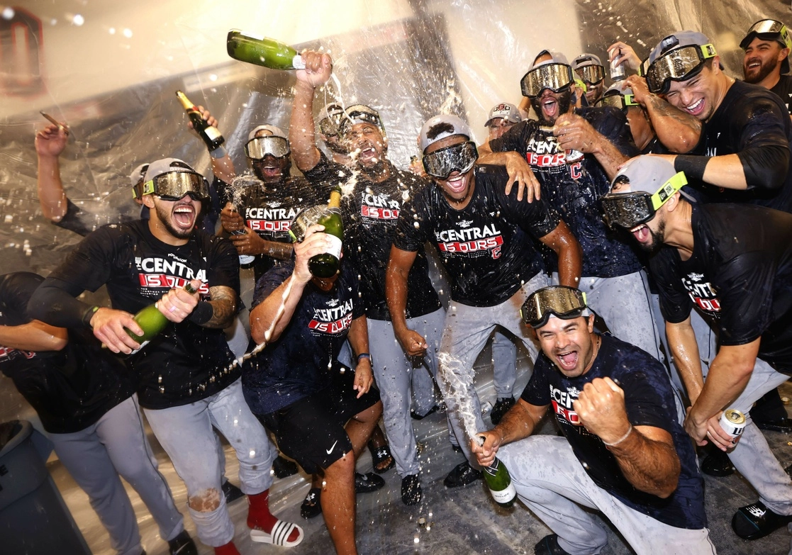 Jugadores de Cleveland celebran su campeonato al ganar 10-4 a los Rangers de Texas. Foto Afp