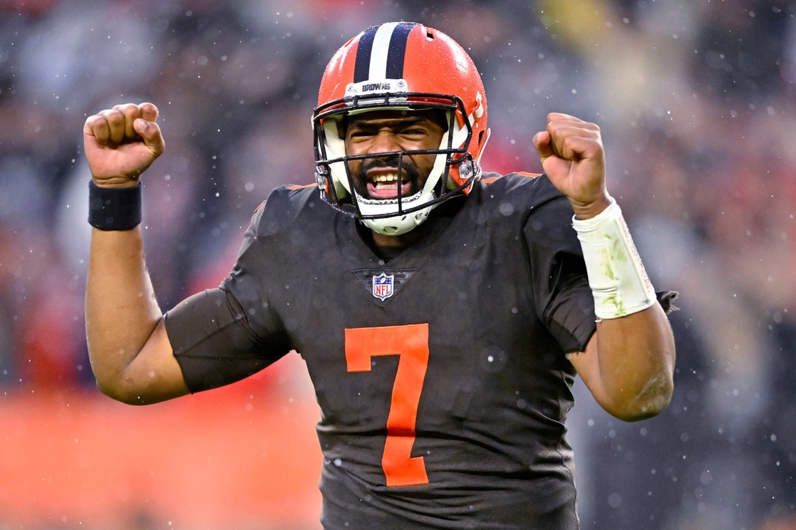 El mariscal de campo de los Cafés de Clecveland, Jacoby Brissett, celebra la victoria en tiempo extra de su equipo contra los Bucaneros de Tampa Bay. Foto Ap 