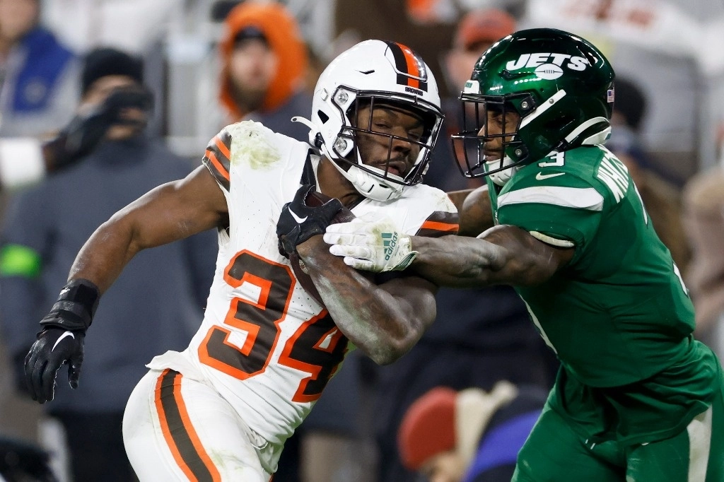 Jerome Ford, corredor de los Cafés de Cleveland, esquiva a la defensiva de los Jets de Nueva York en el tiunfo de su equipo 37-20 y aseguraron su boleto a la postemporada de la NFL. Foto Ap.