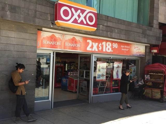 Desde el próximo 1 de mayo los clientes de Citibanamex ya no podrán hacer depósitos a tarjetas de crédito o débito en las tiendas Oxxo. Foto José Antonio López / Archivo